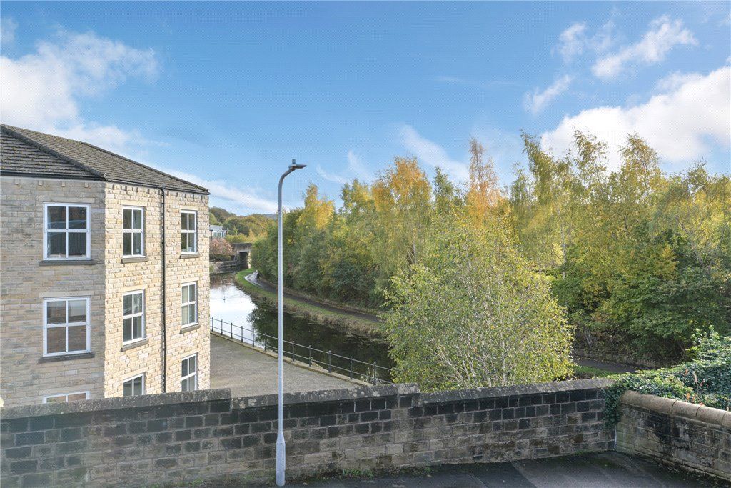 Property photo 2 of 21 Canal Setting