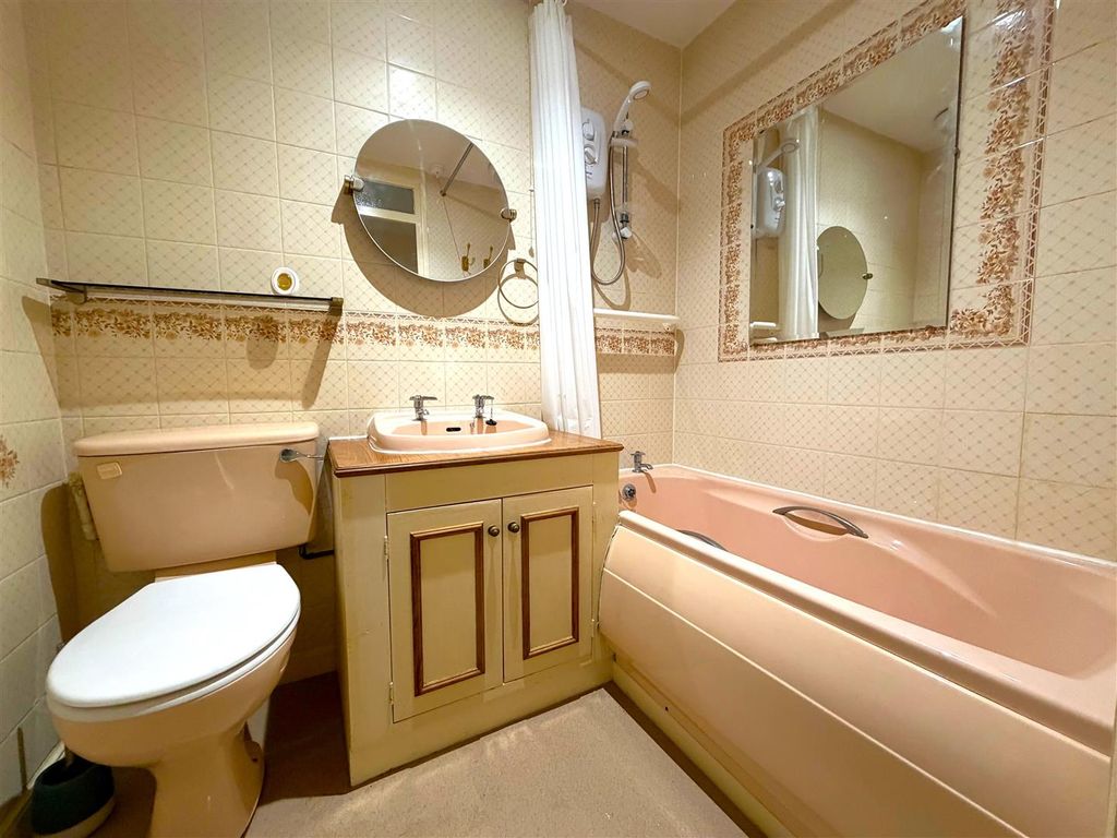 Property photo 1 of 13 Bathroom.Jpg