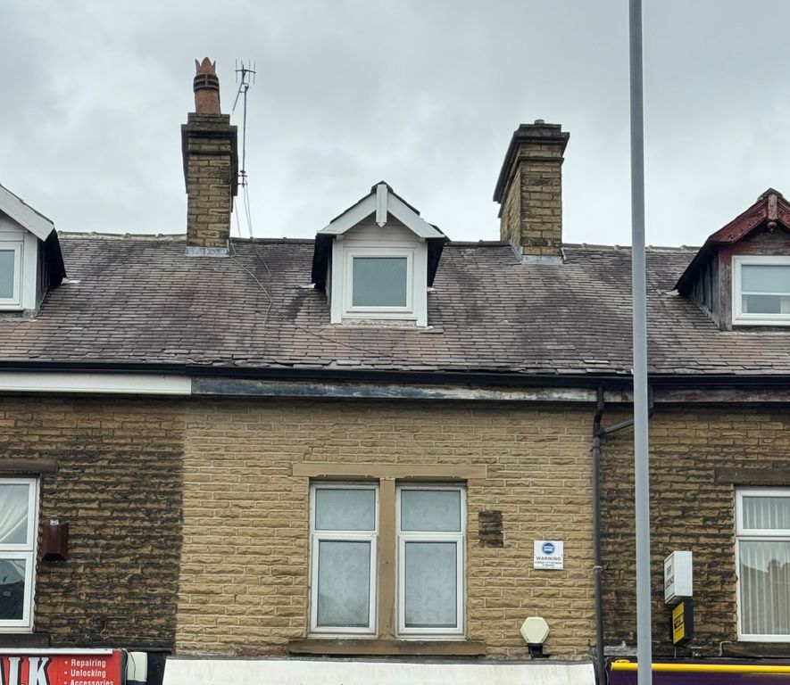 Property photo 1 of 11 To Let – Spacious Two‑Bedroom Flat Above Commercial Premises - Shipley (Bd18)