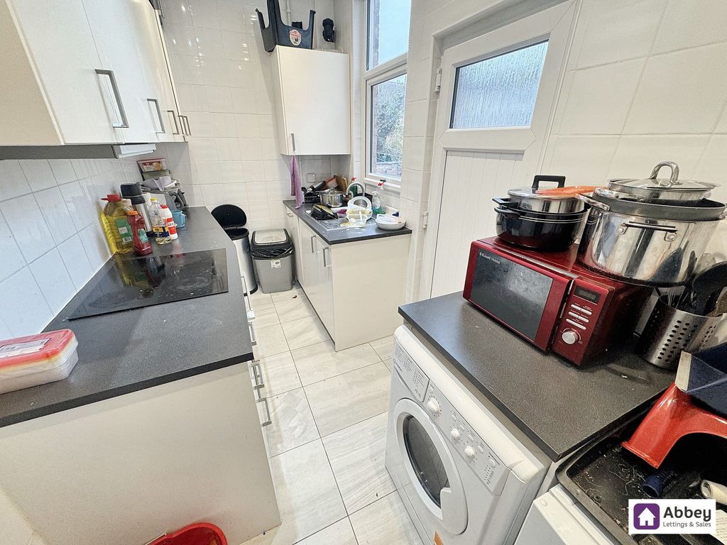 Property photo 2 of 9 Kitchen