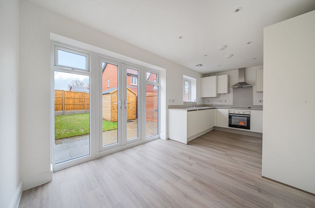 Property photo 2 of 9 1388547-17-693829...