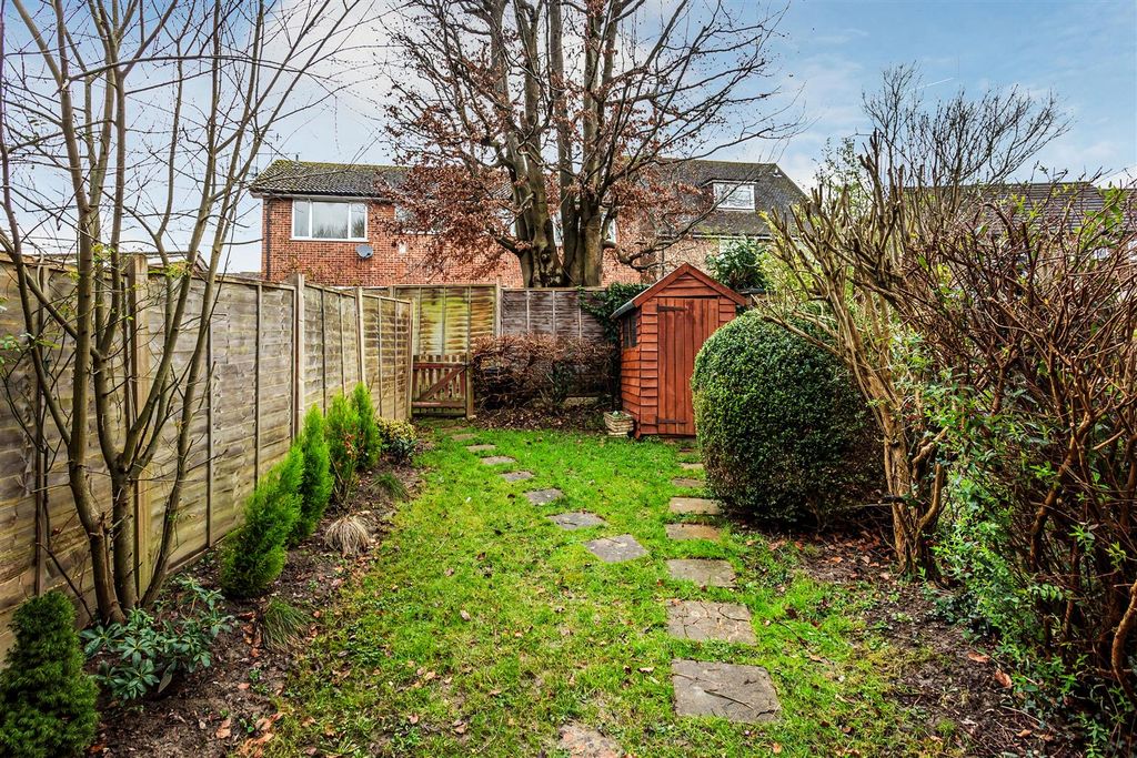 Property photo 2 of 19 17-Crowhurst-Mead-13.Jpg