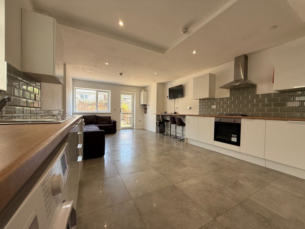 Property photo 1 of 13 Lrg_Kitchen