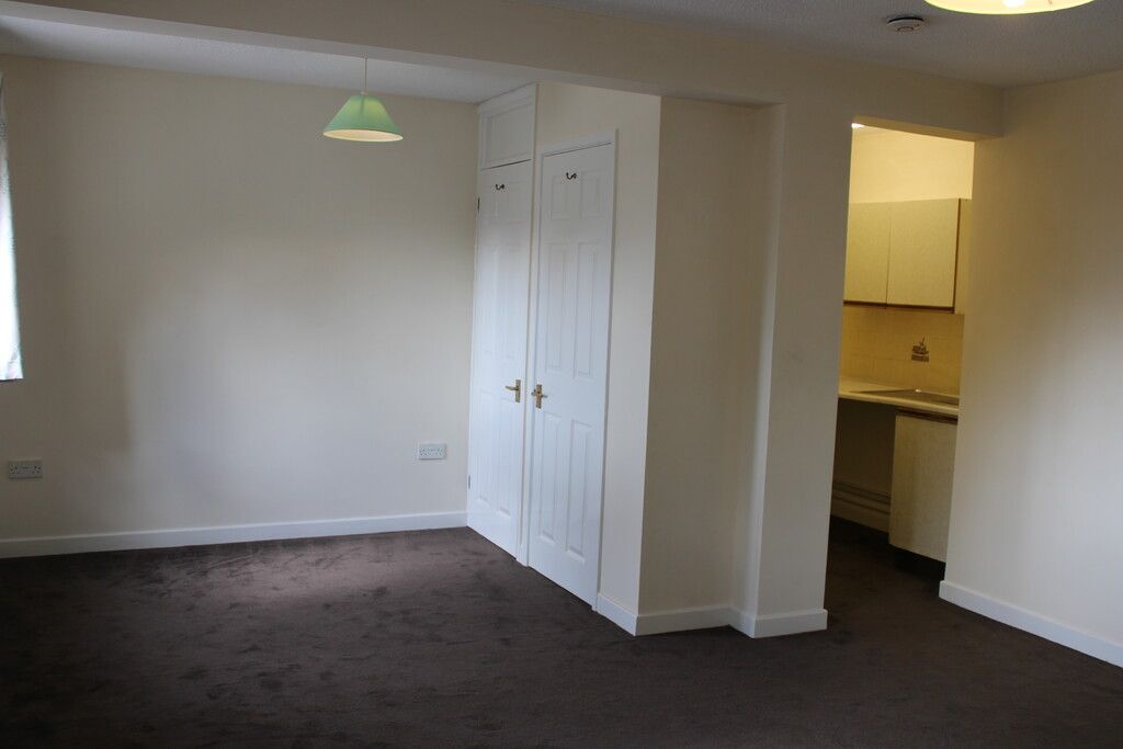 Property photo 3 of 5 Lounge-Bedroom