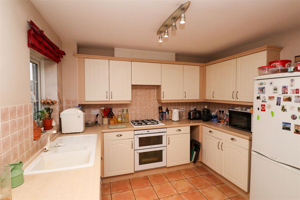 Property photo 3 of 19 Kitchen/Breakfast Room