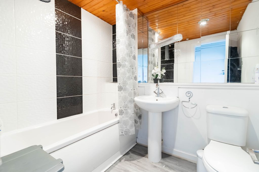 Property photo 3 of 17 Bathroom