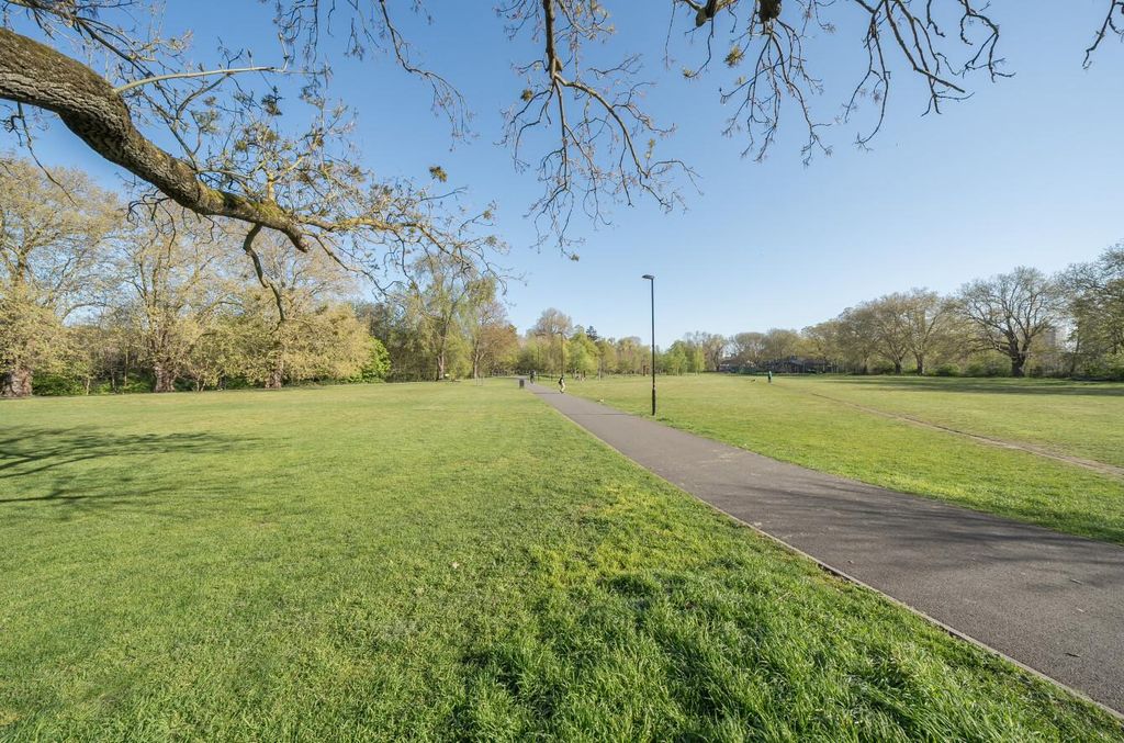 Property photo 3 of 12 Ladywell Fields3.Jpg