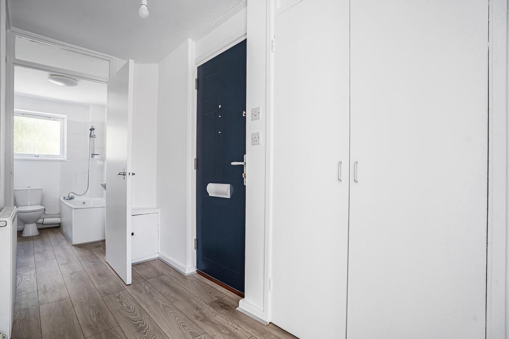 Property photo 3 of 17 Hallway