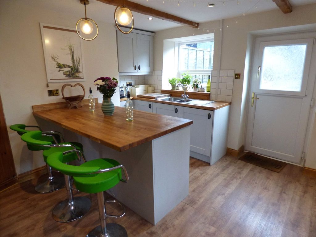 Property photo 3 of 10 Kitchen