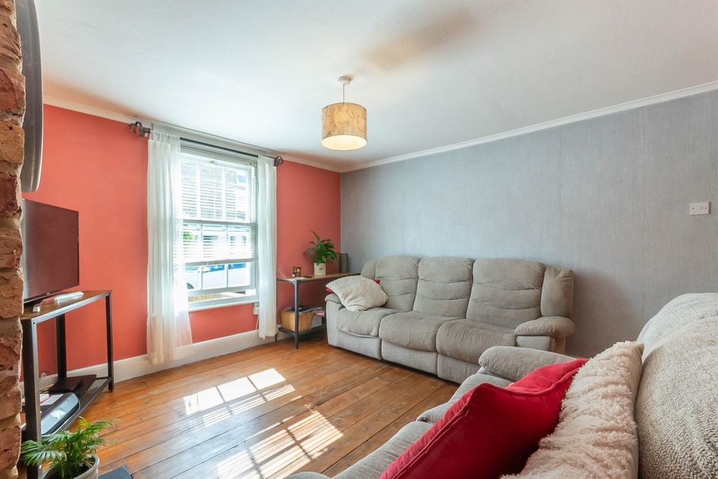 Property photo 2 of 18 Lounge