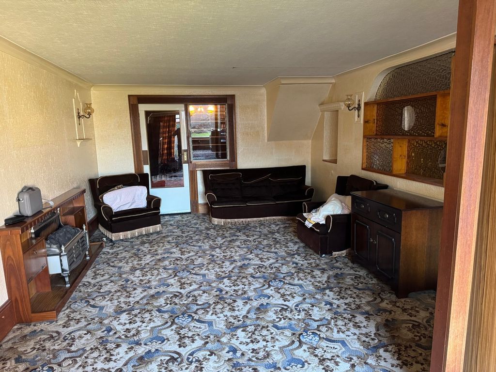 Property photo 3 of 12 Lounge / Diner