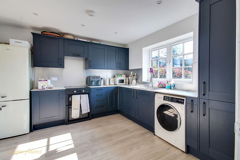 Property photo 3 of 10 Kitchen