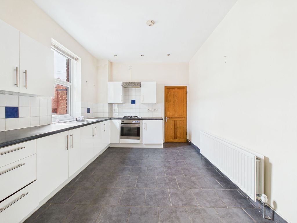 Property photo 2 of 10 Kitchen