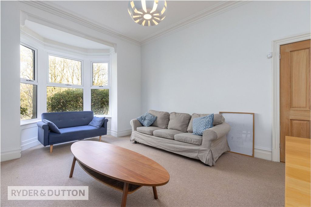 Property photo 3 of 27 Lounge