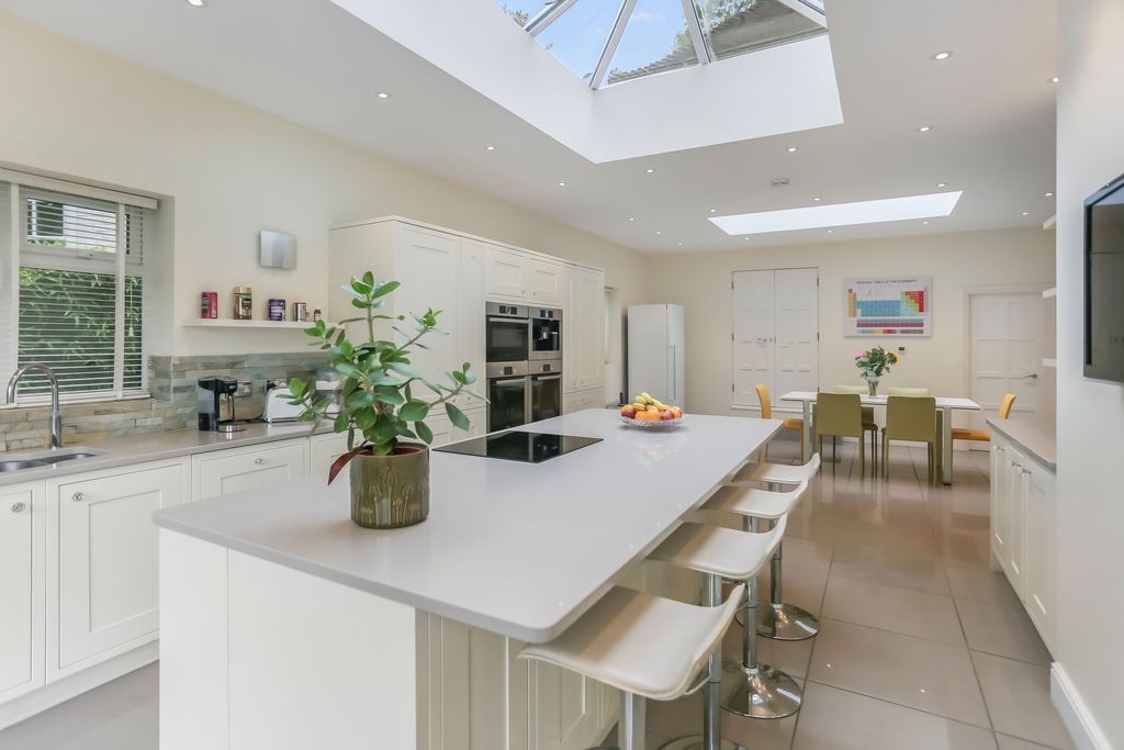 Property photo 3 of 27