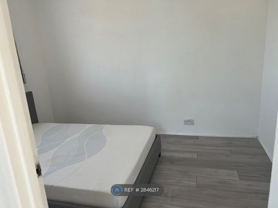 Property photo 3 of 17 Dbl Bedroom With Fitted W/ Robes