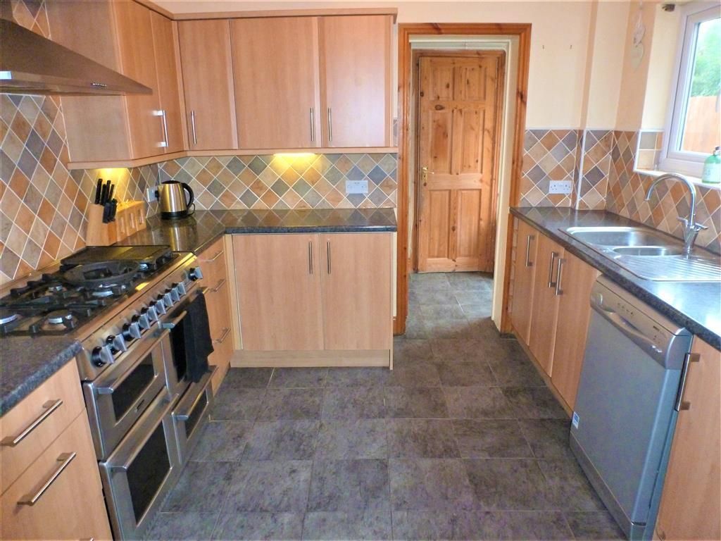 Property photo 3 of 11 Kitchen