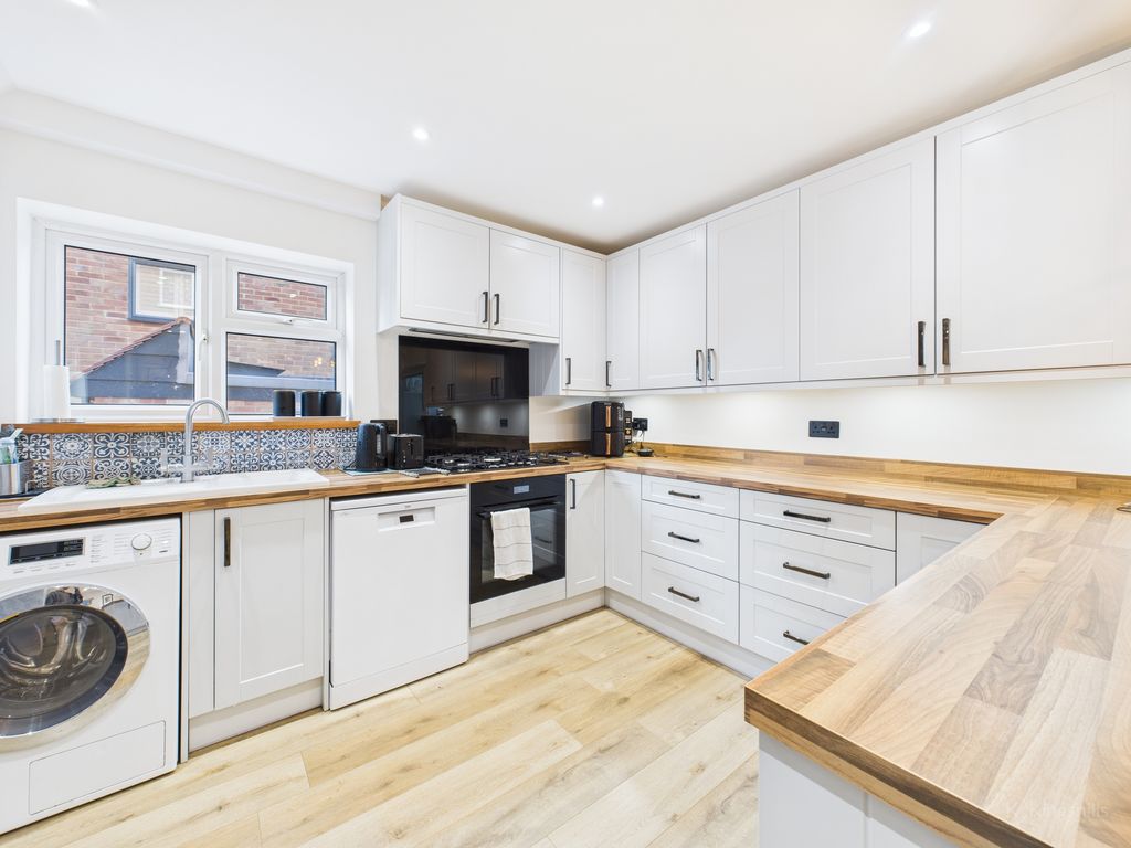 Property photo 3 of 18 Kitchen