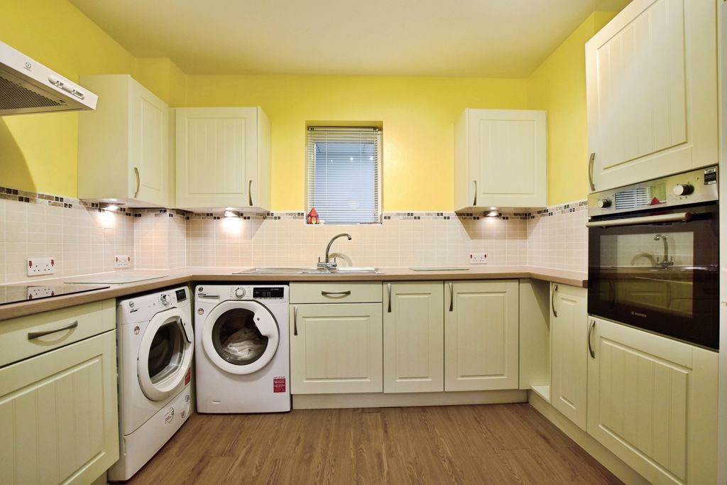 Property photo 3 of 19 Kitchen