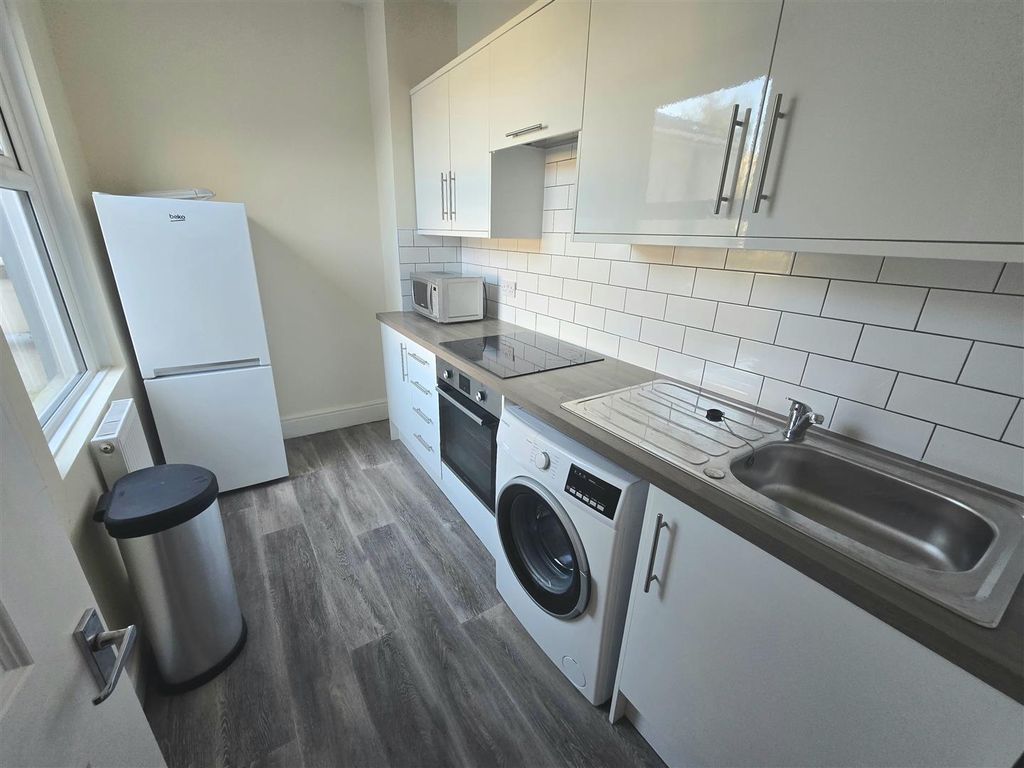 Property photo 3 of 6 Kitchen