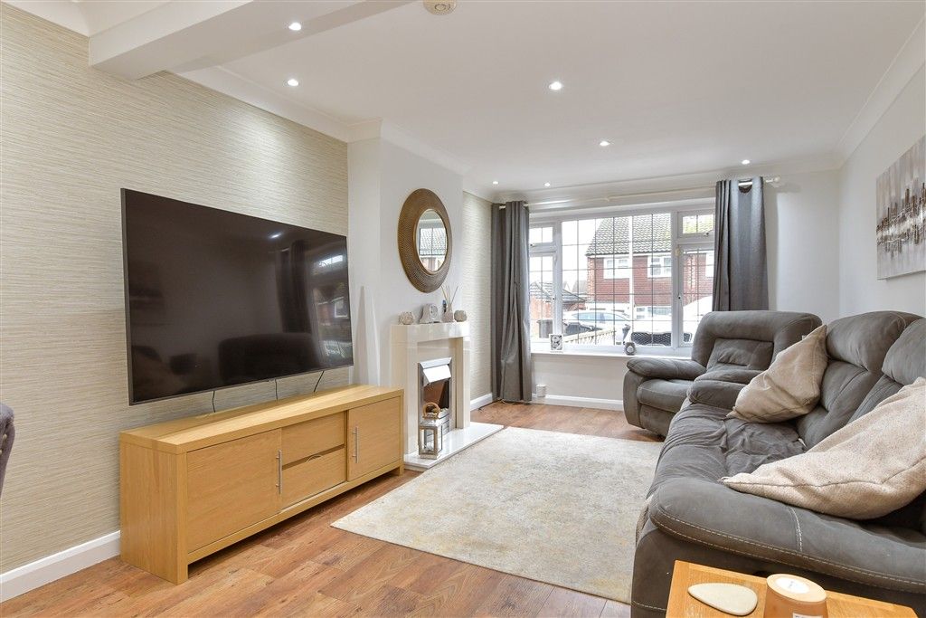 Property photo 2 of 8 Lounge