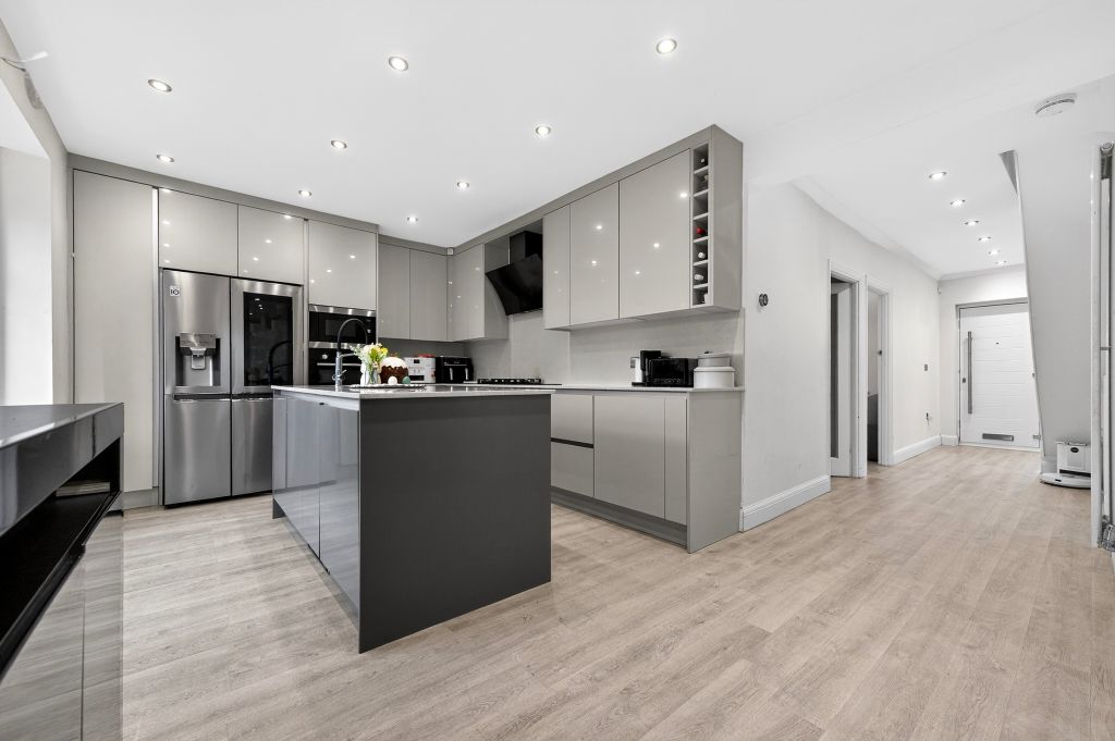 Property photo 2 of 19 Kitchen