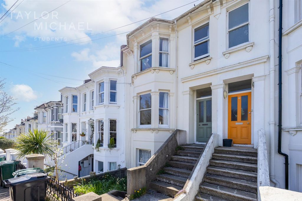 Property photo 1 of 10 Front