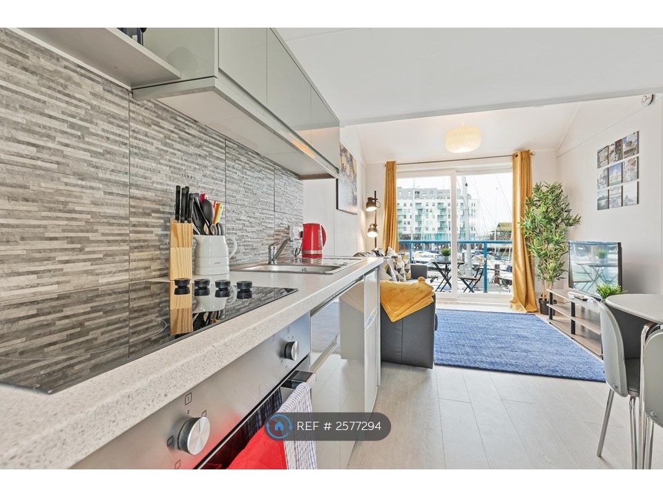 Property photo 1 of 17 Kitchenette