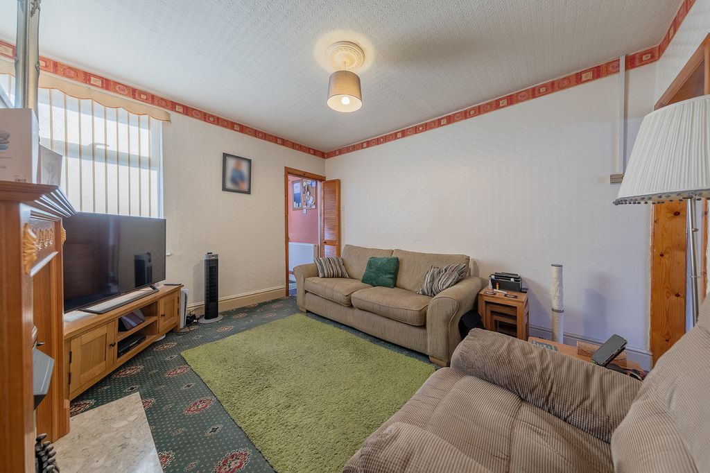 Property photo 3 of 17 Lounge