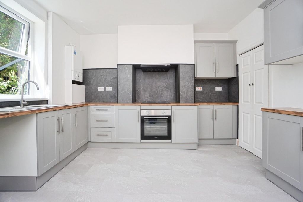Property photo 1 of 17 Kitchen