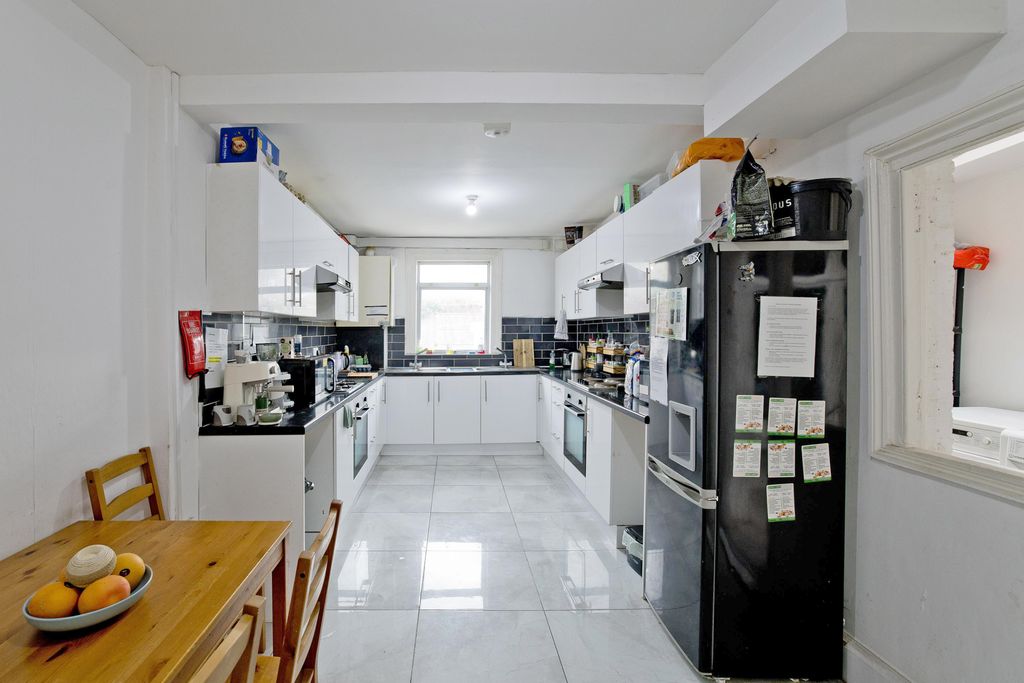 Property photo 3 of 12 Kitchen