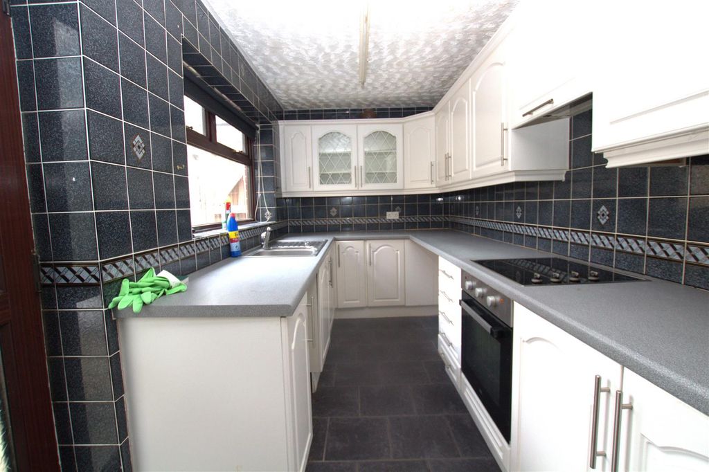 Property photo 2 of 7 Kitchen.Jpg