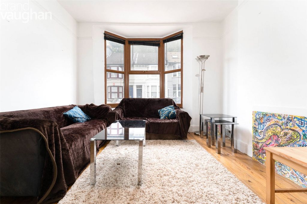 Property photo 1 of 12 Lounge