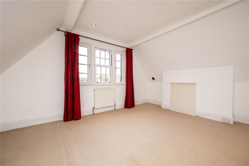 Property photo 3 of 18 Bedroom