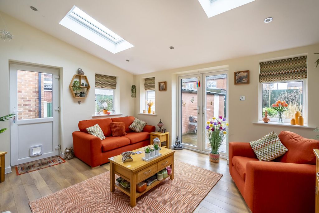 Property photo 2 of 18 Lounge