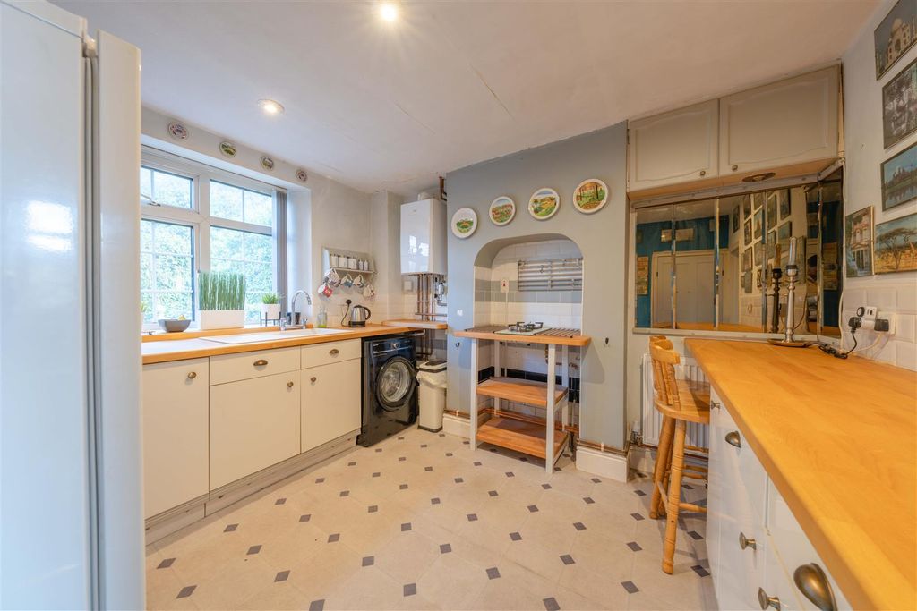 Property photo 3 of 11 Kitchen