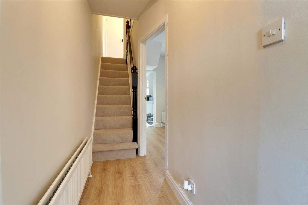 Property photo 2 of 14 Entrance Hall