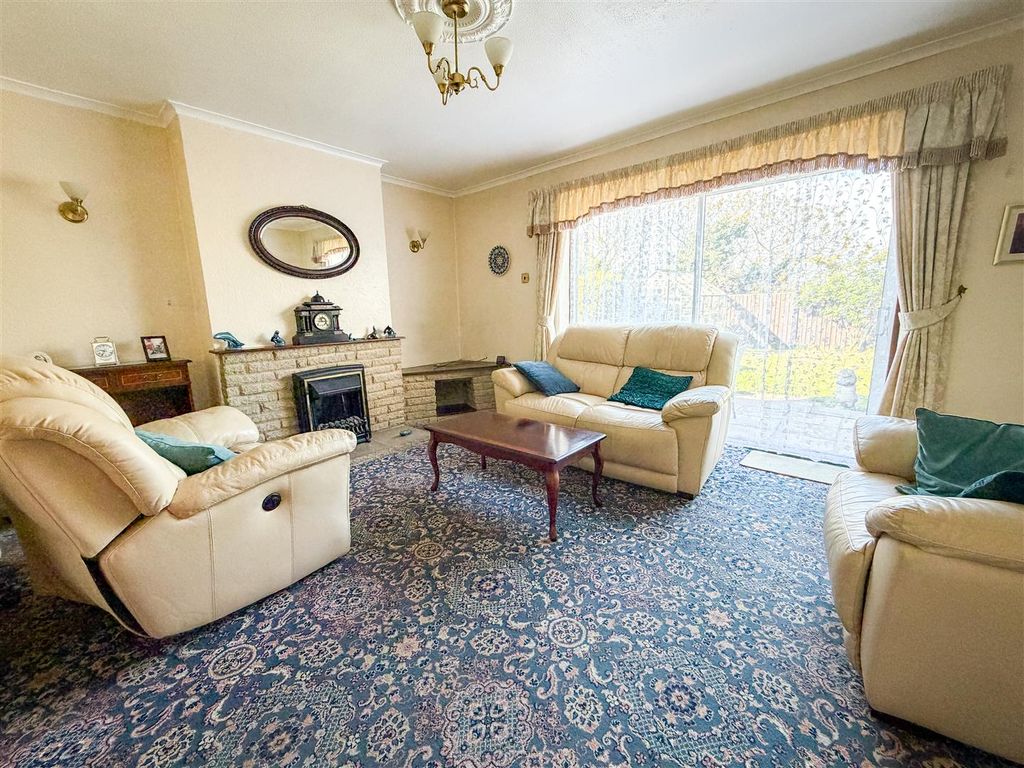 Property photo 3 of 21 Lounge