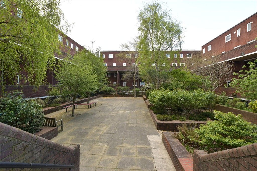 Property photo 1 of 8 Communal Gardens