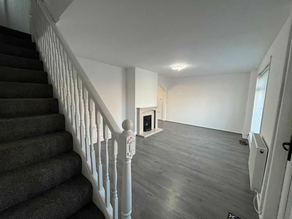 Property photo 2 of 14 5c02B01d-B55B-4d3B-Bfd2-Bd5E0752B868