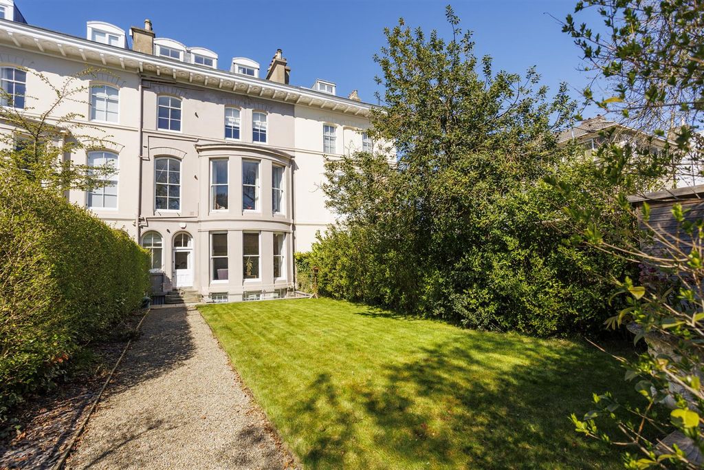 Property photo 1 of 44 Flat_1_2_Driffield_Terrace_20.Jpg