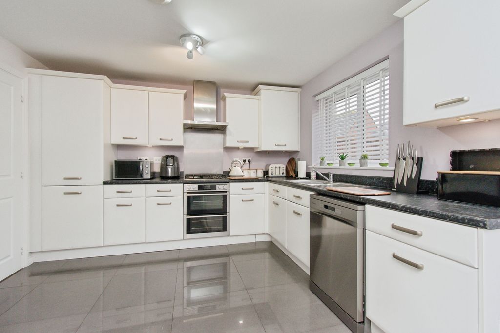 Property photo 3 of 15 Kitchen/Dining Room