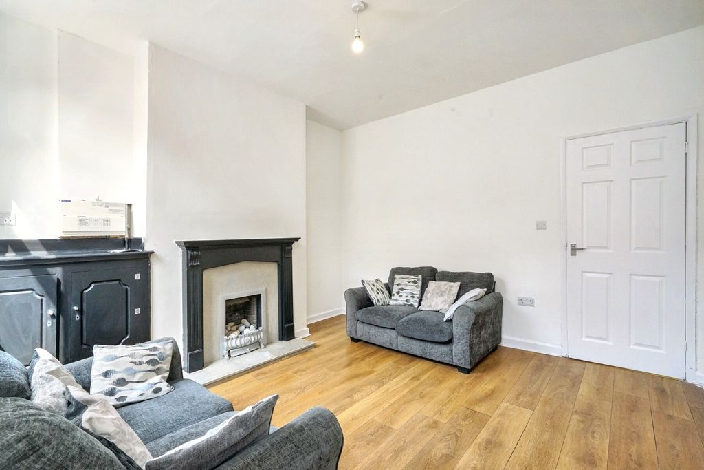 Property photo 2 of 10 King Street - Lounge Overview
