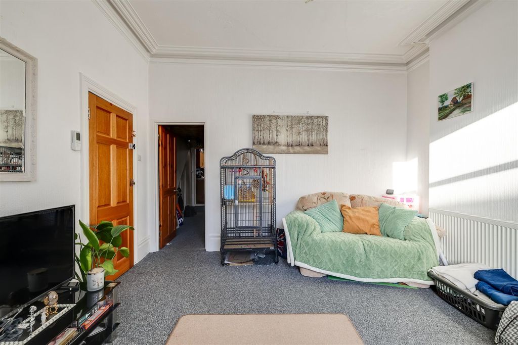 Property photo 3 of 10 Lounge