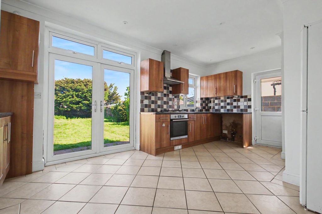 Property photo 3 of 12 Kitchen