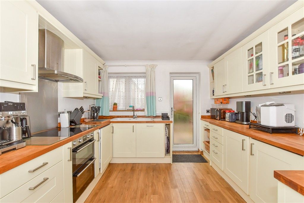 Property photo 3 of 9 Kitchen