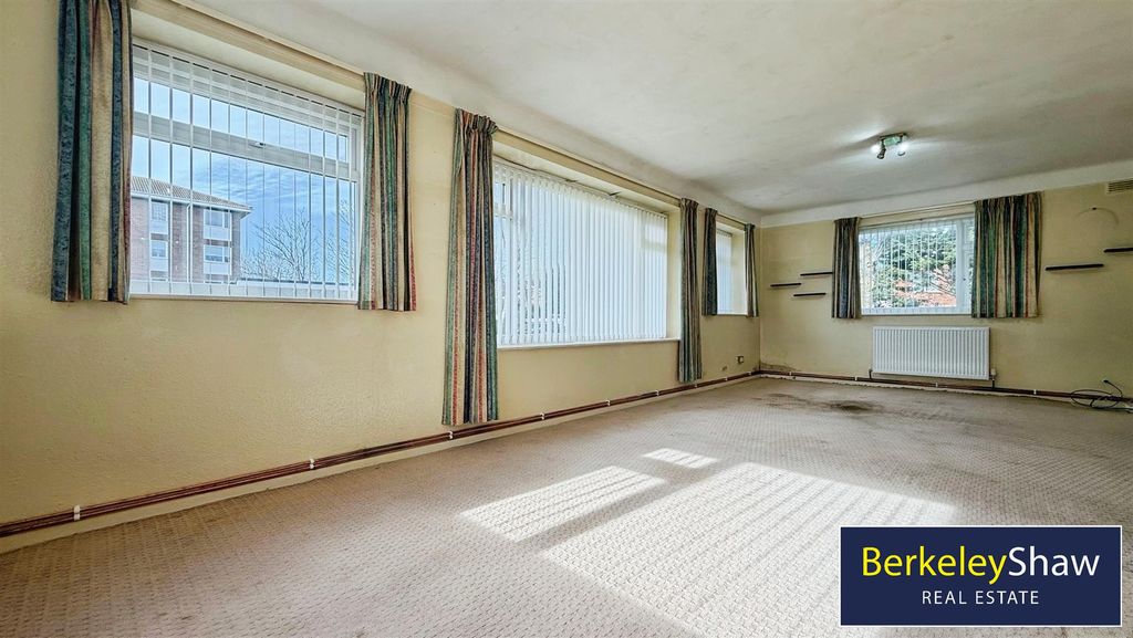 Property photo 3 of 10 Living/Dining Room