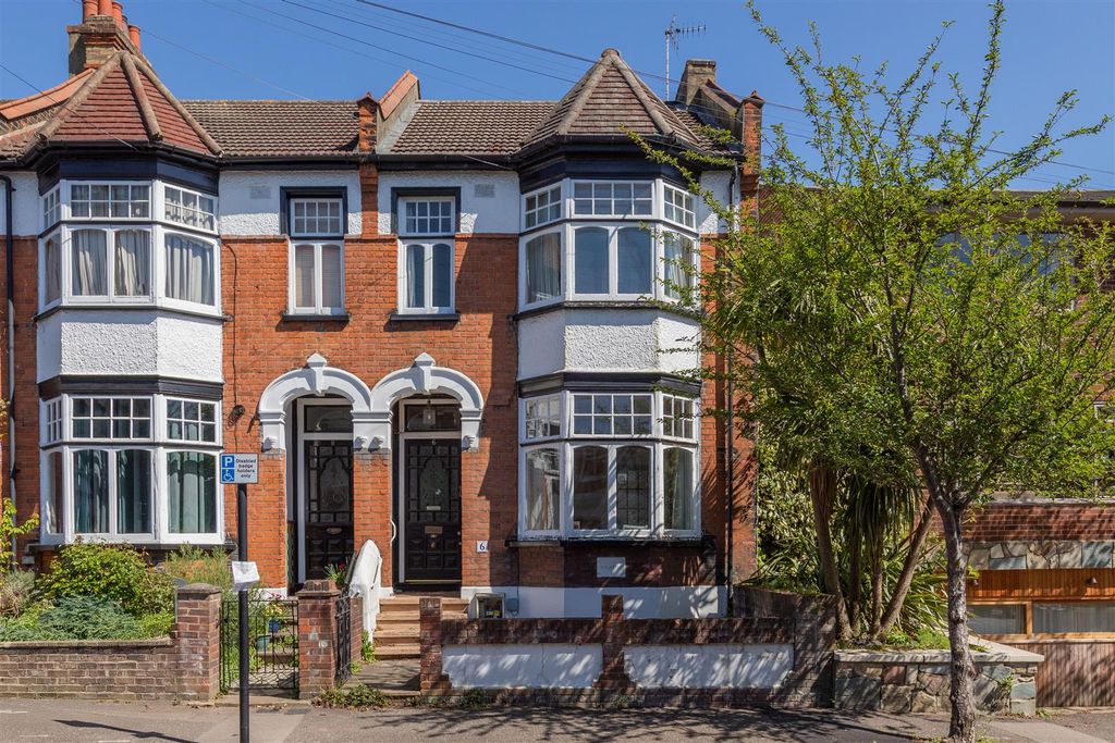 Property photo 1 of 32 Woodstock Road, E17