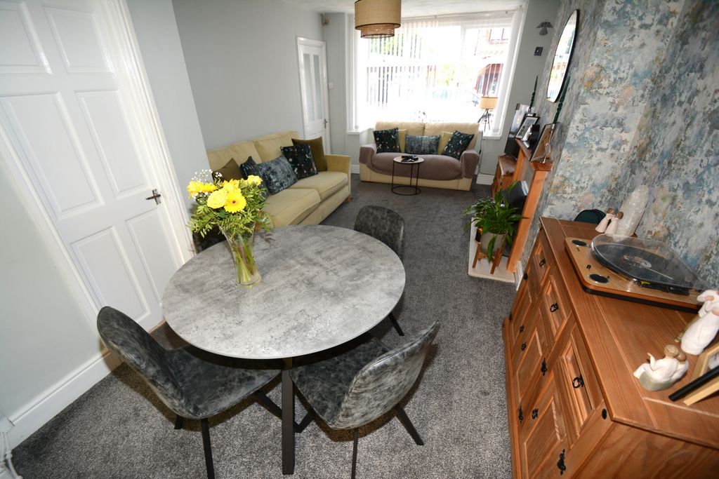 Property photo 3 of 10 Lounge