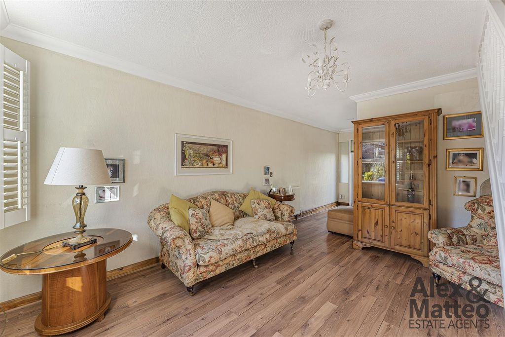 Property photo 2 of 19 Strathairn Street